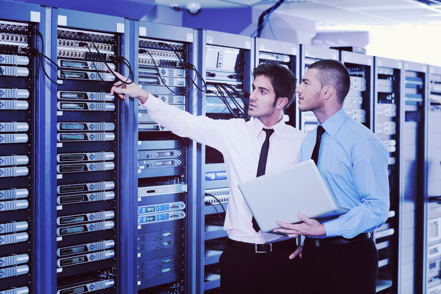 Techniciens Mac Lane en intervention de maintenance informatique